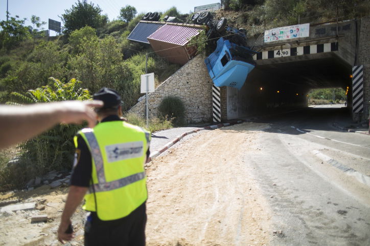 סיבוב מוצא: נהג המשאית התהפך ונשאר תלוי באוויר • תמונות