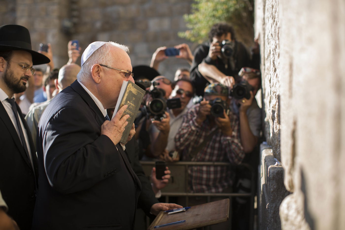 תיעוד: הנשיא הנבחר ראובן רובי ריבלין התפלל בכותל