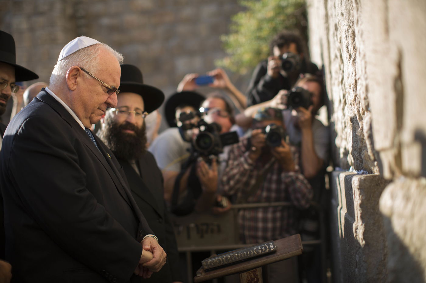 תיעוד: הנשיא הנבחר ראובן רובי ריבלין התפלל בכותל