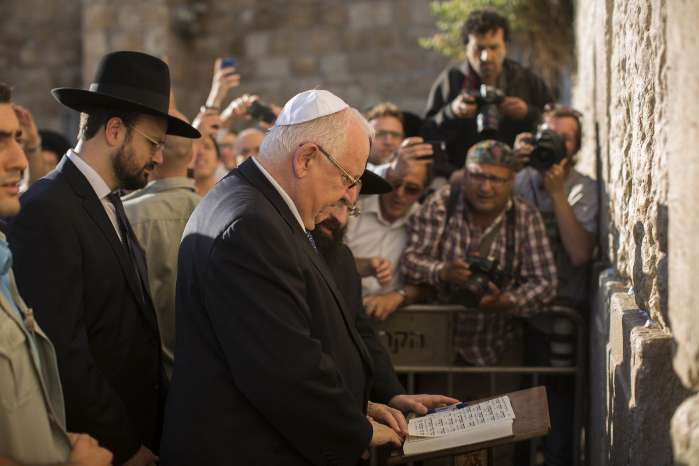תיעוד: הנשיא הנבחר ראובן רובי ריבלין התפלל בכותל