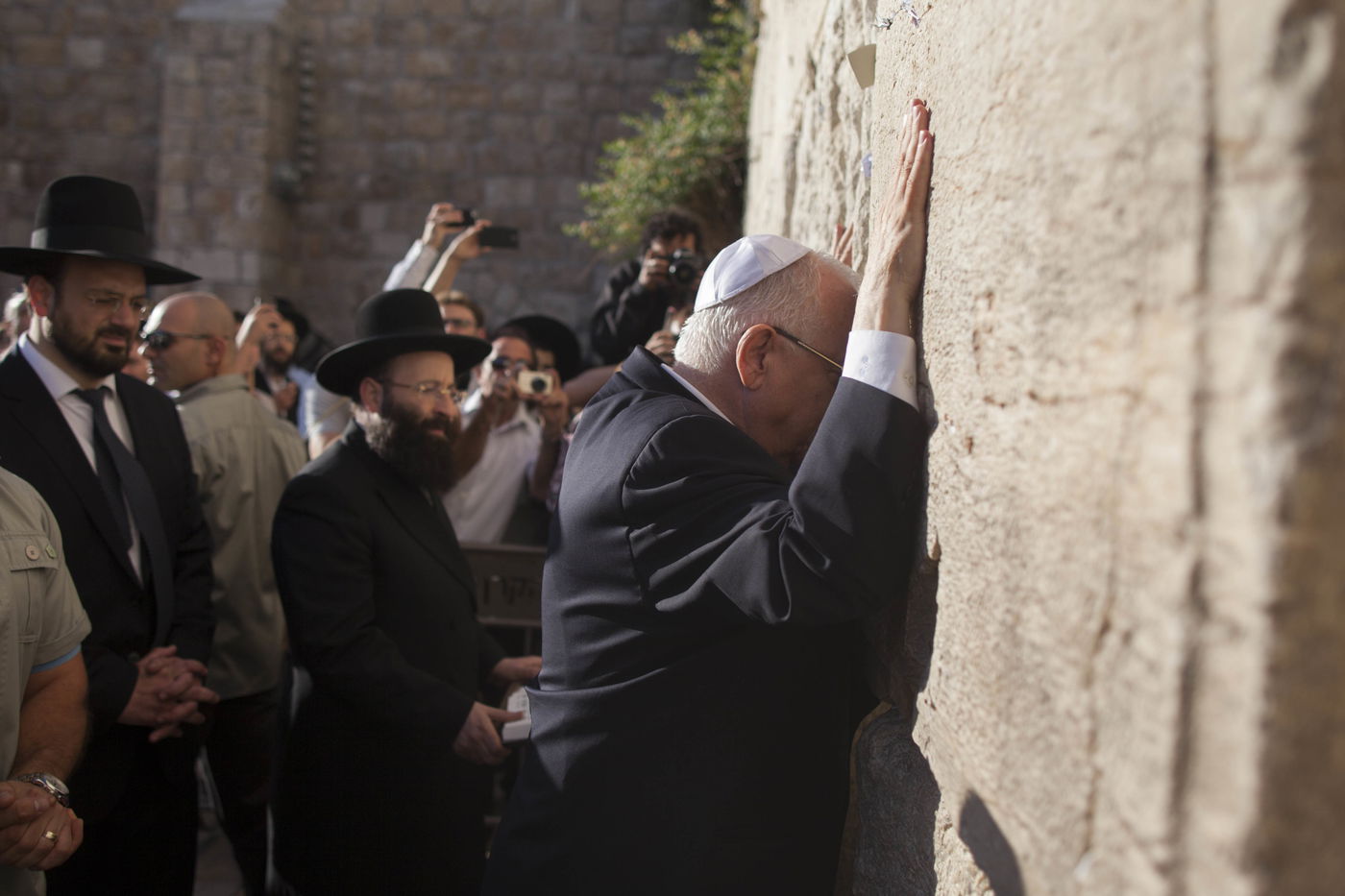 תיעוד: הנשיא הנבחר ראובן רובי ריבלין התפלל בכותל