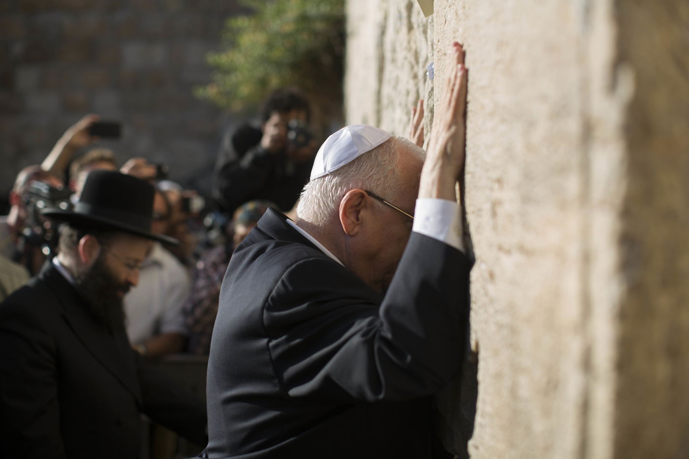 תיעוד: הנשיא הנבחר ראובן רובי ריבלין התפלל בכותל