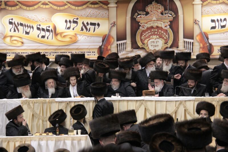 הרבי מבעלזא ברך ב'לחיים' ואלפים שאגו "אמן" • גלריה