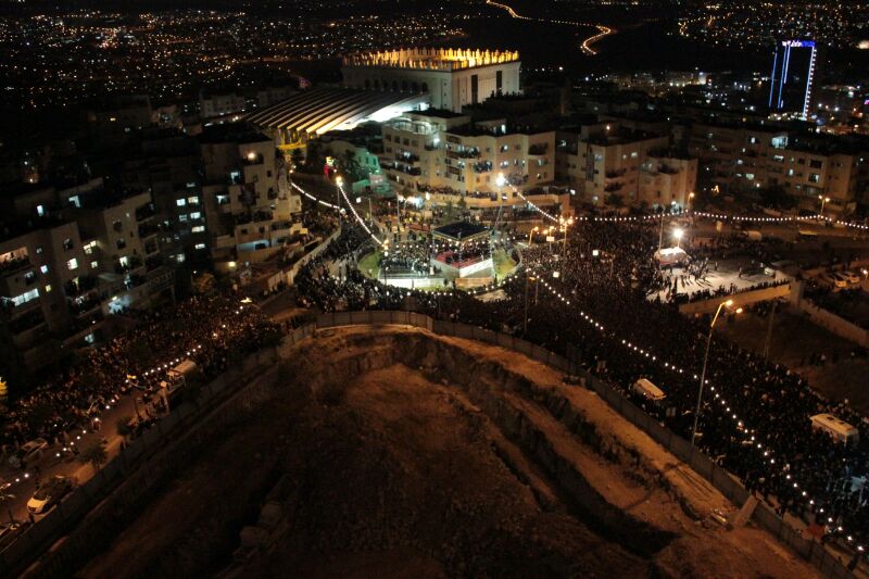 הרבי מבעלזא ברך ב'לחיים' ואלפים שאגו "אמן" • גלריה