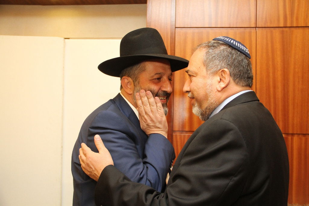 דרעי לנתניהו: "די לרדיפה הנוראה של לומדי התורה"