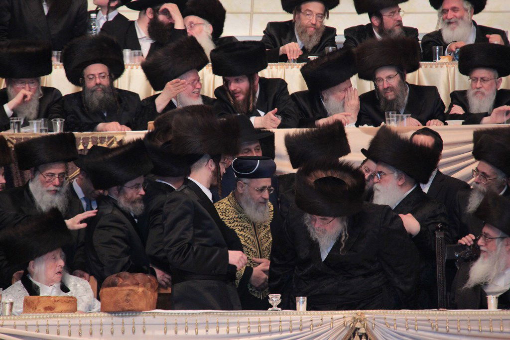 רגע לפני האסון: צפו ב'מצווה טאנץ' בשמחת בעלזא