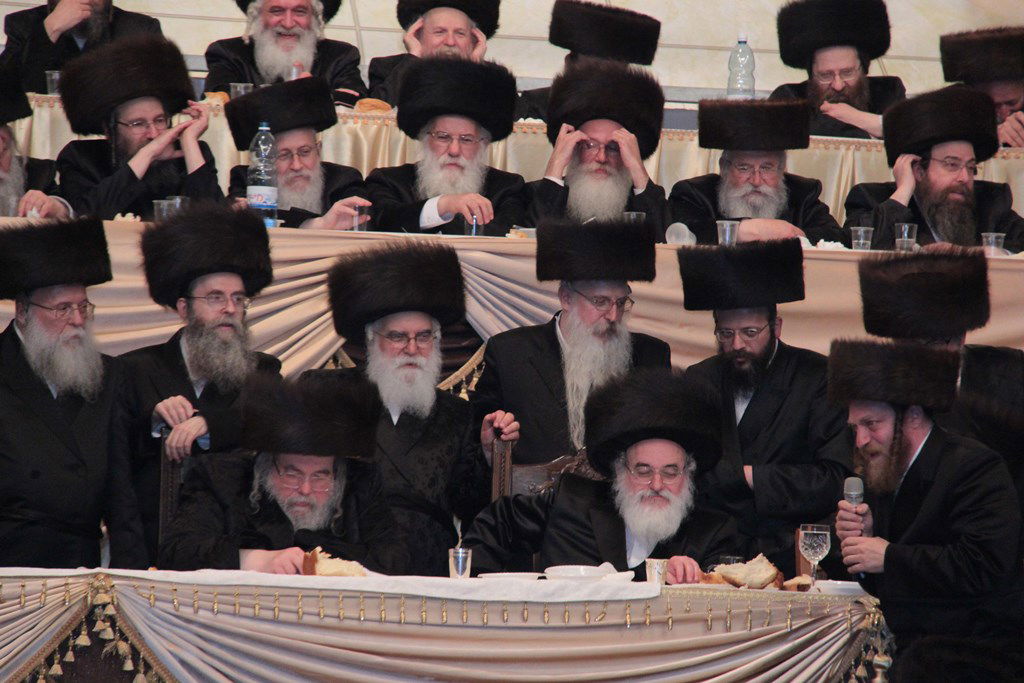 רגע לפני האסון: צפו ב'מצווה טאנץ' בשמחת בעלזא