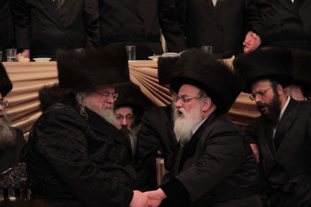 רגע לפני האסון: צפו ב'מצווה טאנץ' בשמחת בעלזא