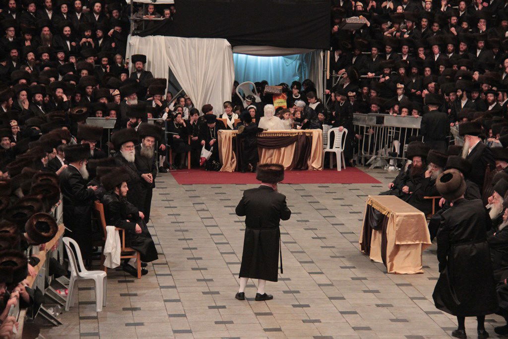 רגע לפני האסון: צפו ב'מצווה טאנץ' בשמחת בעלזא