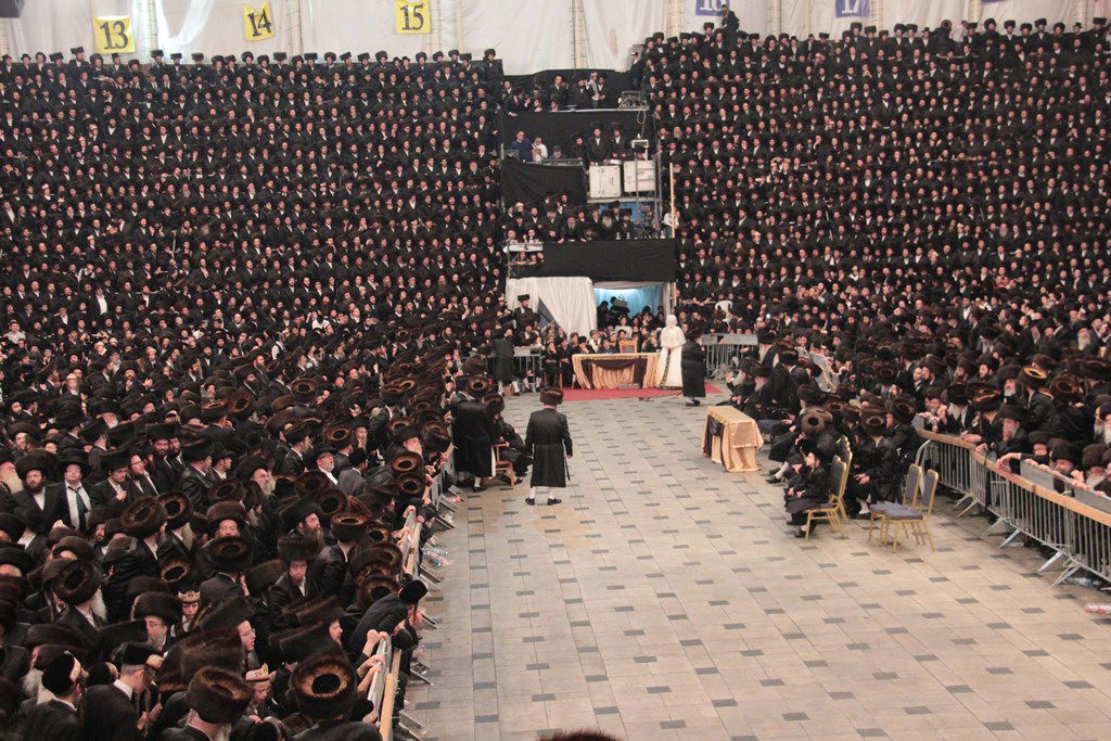 רגע לפני האסון: צפו ב'מצווה טאנץ' בשמחת בעלזא