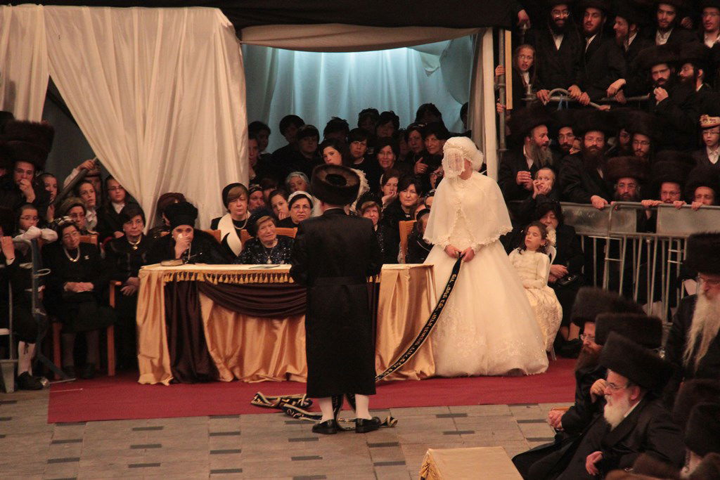 רגע לפני האסון: צפו ב'מצווה טאנץ' בשמחת בעלזא