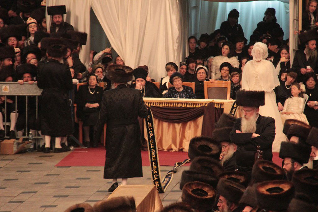 רגע לפני האסון: צפו ב'מצווה טאנץ' בשמחת בעלזא