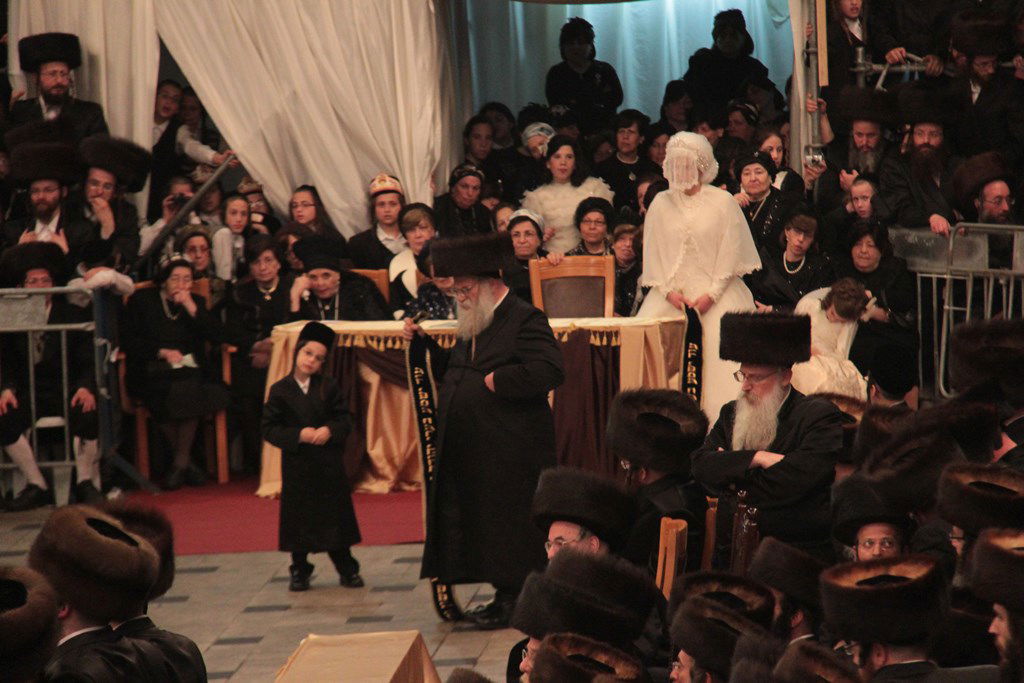 רגע לפני האסון: צפו ב'מצווה טאנץ' בשמחת בעלזא