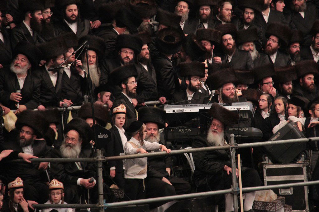 רגע לפני האסון: צפו ב'מצווה טאנץ' בשמחת בעלזא