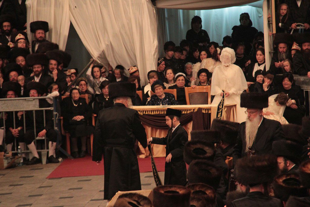 רגע לפני האסון: צפו ב'מצווה טאנץ' בשמחת בעלזא