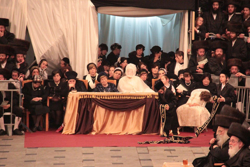 רגע לפני האסון: צפו ב'מצווה טאנץ' בשמחת בעלזא