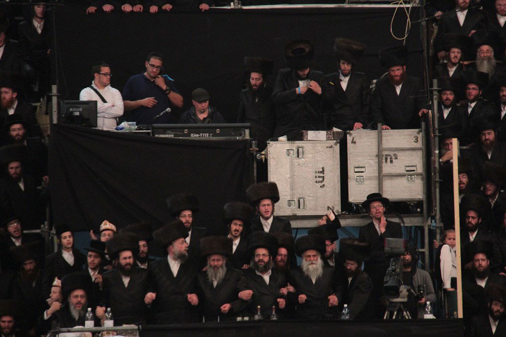 רגע לפני האסון: צפו ב'מצווה טאנץ' בשמחת בעלזא