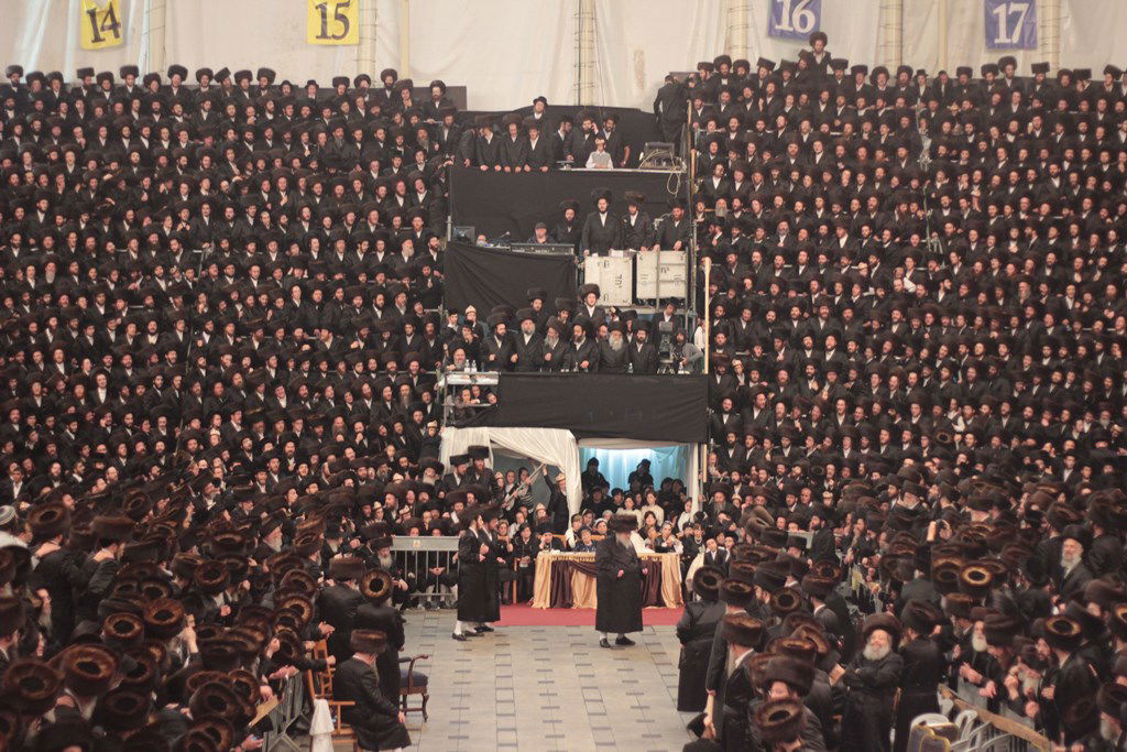 רגע לפני האסון: צפו ב'מצווה טאנץ' בשמחת בעלזא