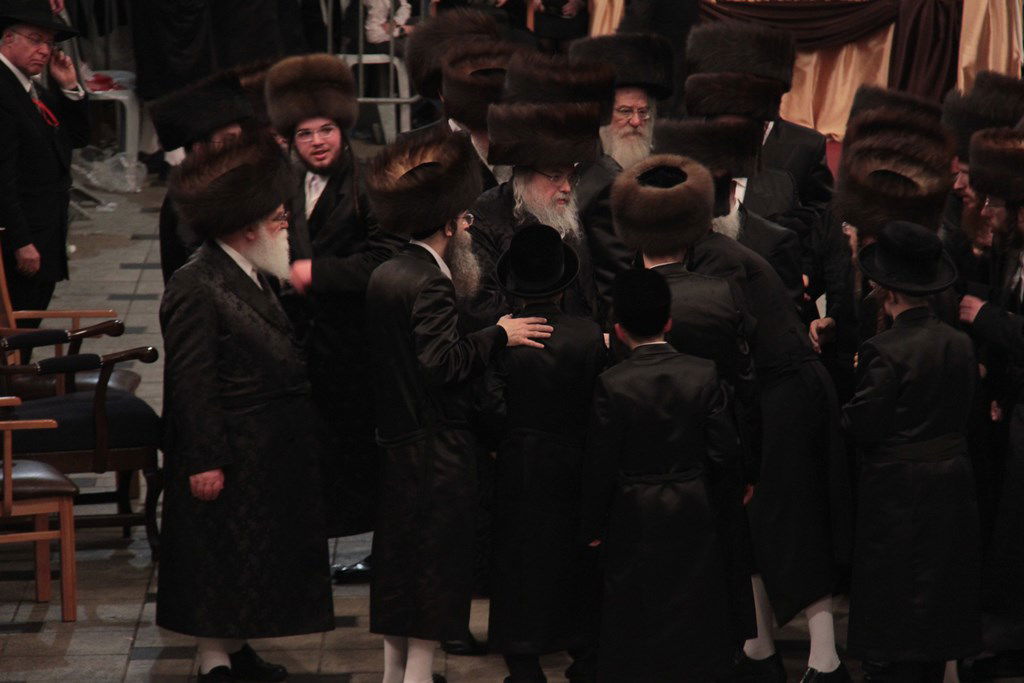 רגע לפני האסון: צפו ב'מצווה טאנץ' בשמחת בעלזא