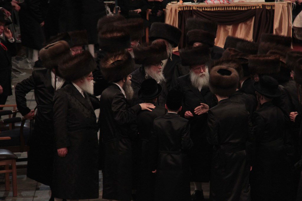 רגע לפני האסון: צפו ב'מצווה טאנץ' בשמחת בעלזא