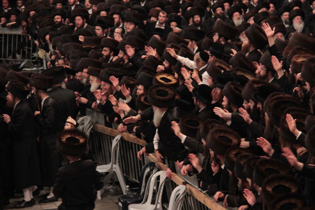 רגע לפני האסון: צפו ב'מצווה טאנץ' בשמחת בעלזא