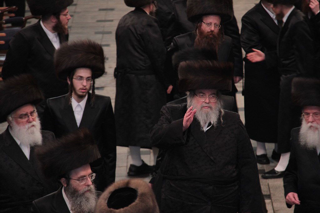 רגע לפני האסון: צפו ב'מצווה טאנץ' בשמחת בעלזא