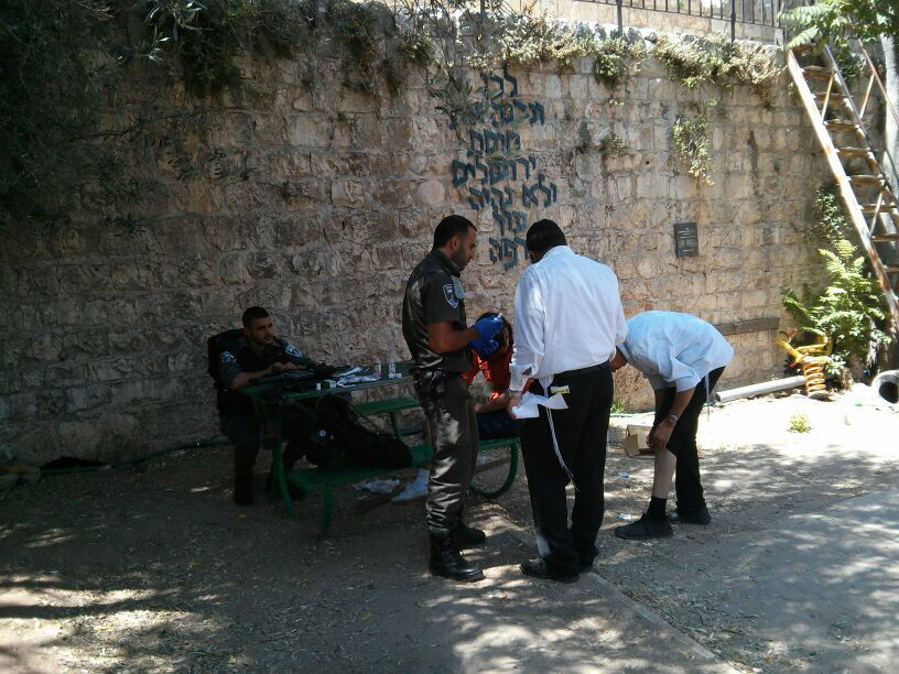 צפו: משפחה חרדית נרגמה באבנים ובקבוקים בדרך לכותל