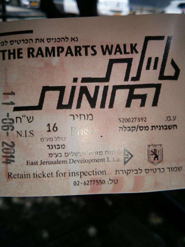 צפו: משפחה חרדית נרגמה באבנים ובקבוקים בדרך לכותל