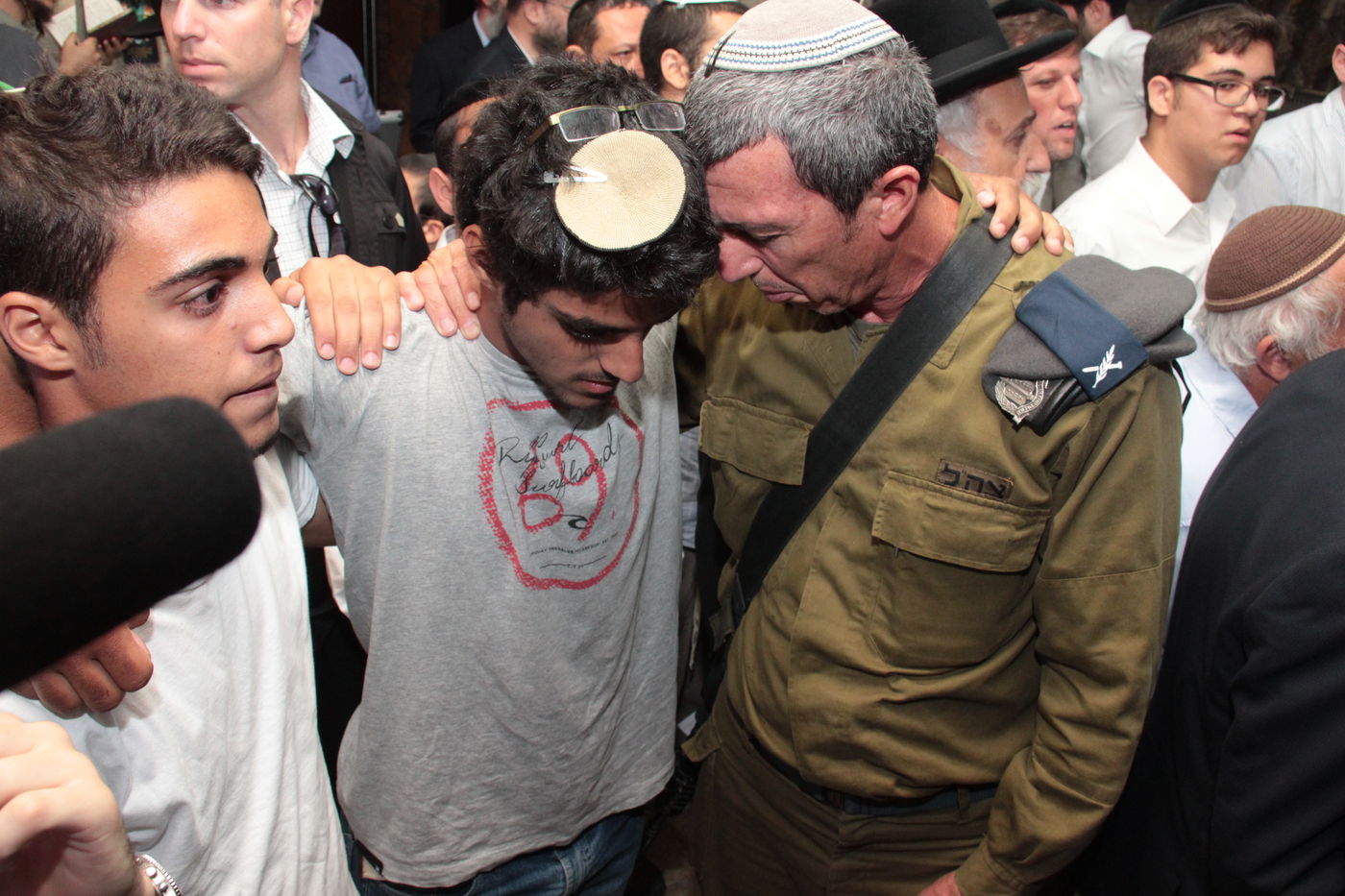 גלרית ענק: תפילת ההמונים בכותל המערבי למען שלושת החטופים