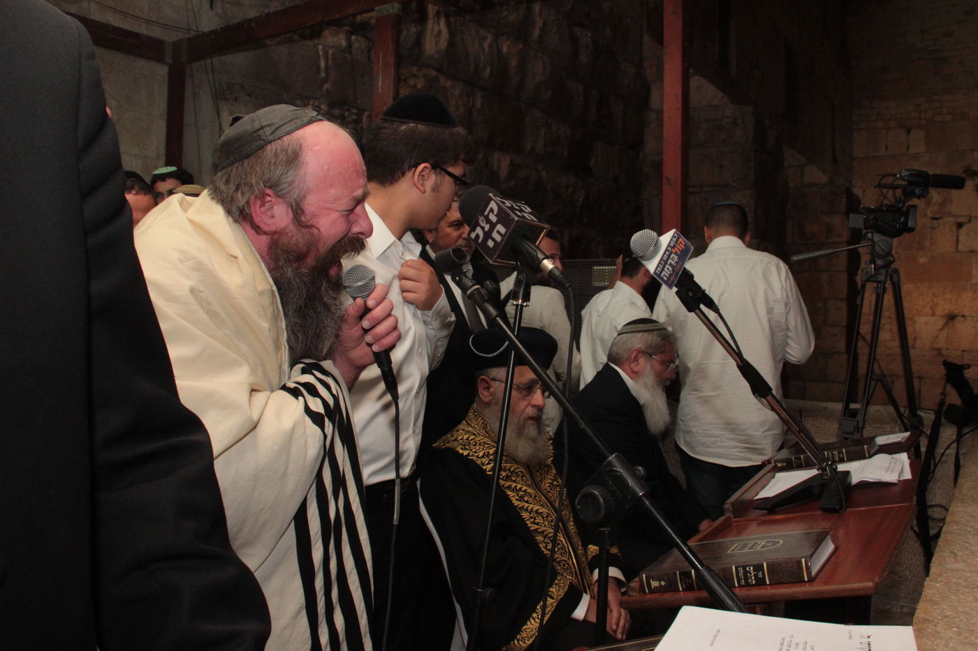 גלרית ענק: תפילת ההמונים בכותל המערבי למען שלושת החטופים