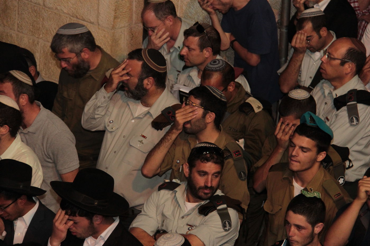 גלרית ענק: תפילת ההמונים בכותל המערבי למען שלושת החטופים