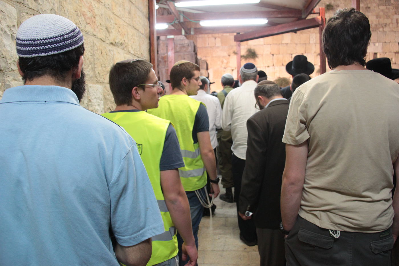 גלרית ענק: תפילת ההמונים בכותל המערבי למען שלושת החטופים