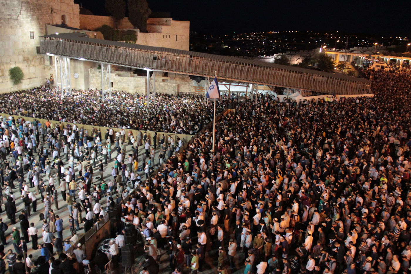 גלרית ענק: תפילת ההמונים בכותל המערבי למען שלושת החטופים