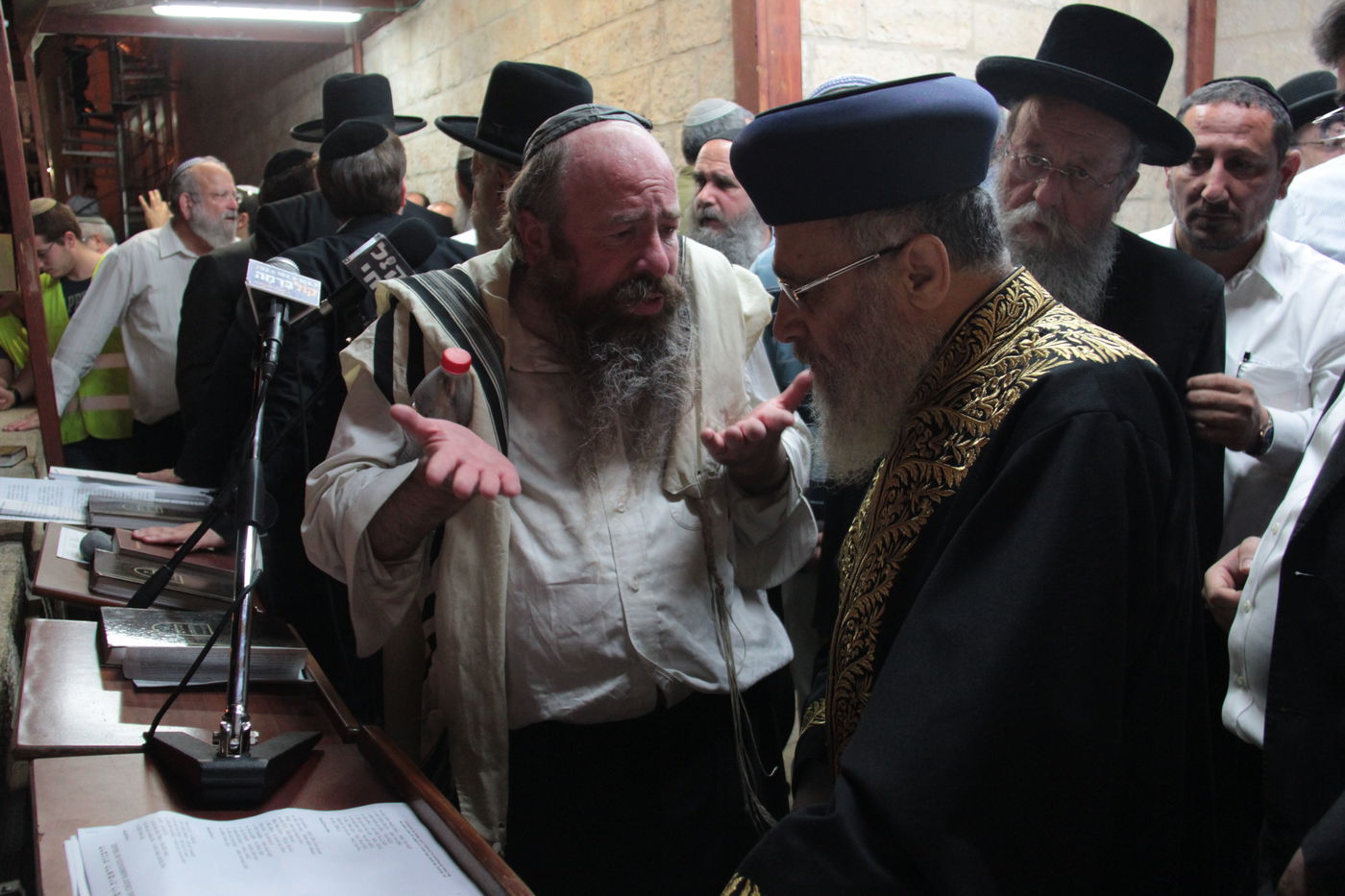 גלרית ענק: תפילת ההמונים בכותל המערבי למען שלושת החטופים