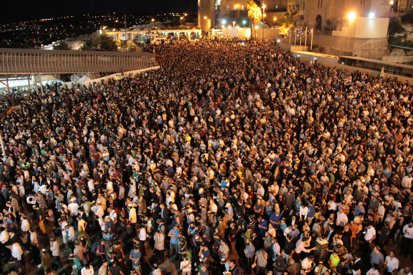 גלרית ענק: תפילת ההמונים בכותל המערבי למען שלושת החטופים