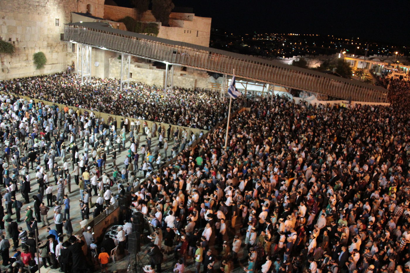 גלרית ענק: תפילת ההמונים בכותל המערבי למען שלושת החטופים