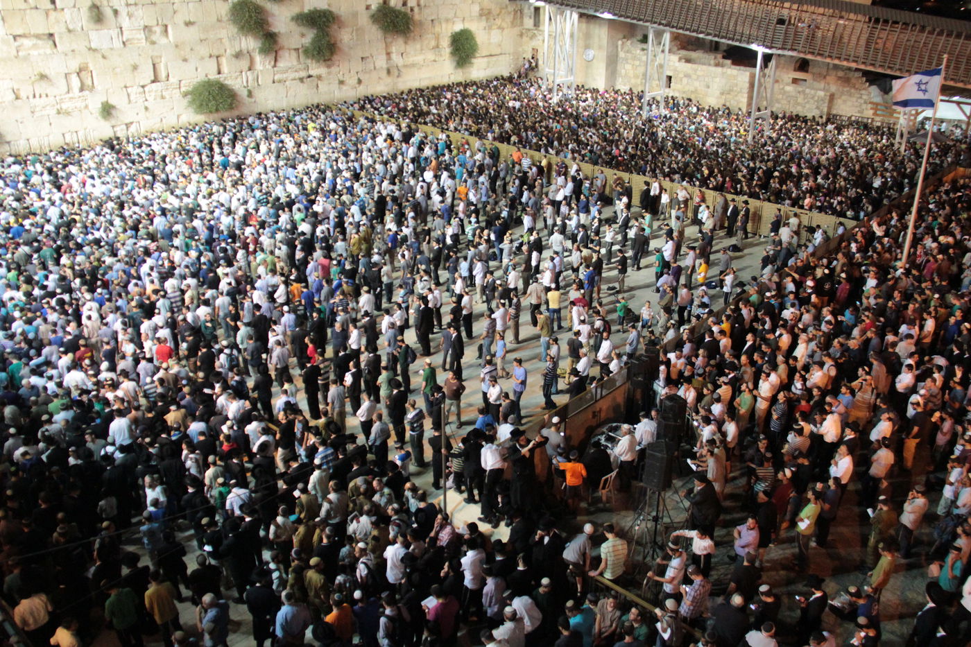גלרית ענק: תפילת ההמונים בכותל המערבי למען שלושת החטופים