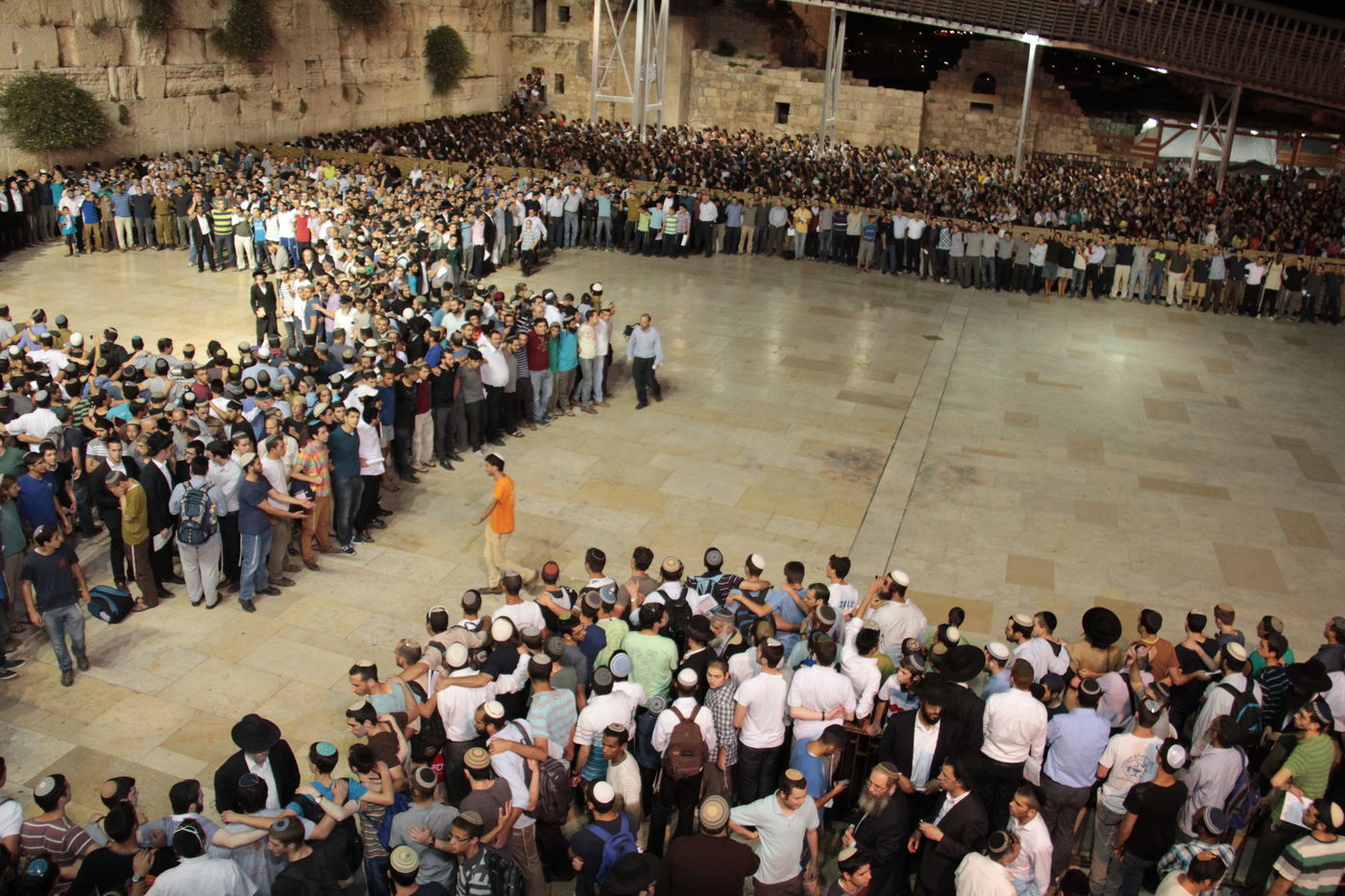 גלרית ענק: תפילת ההמונים בכותל המערבי למען שלושת החטופים