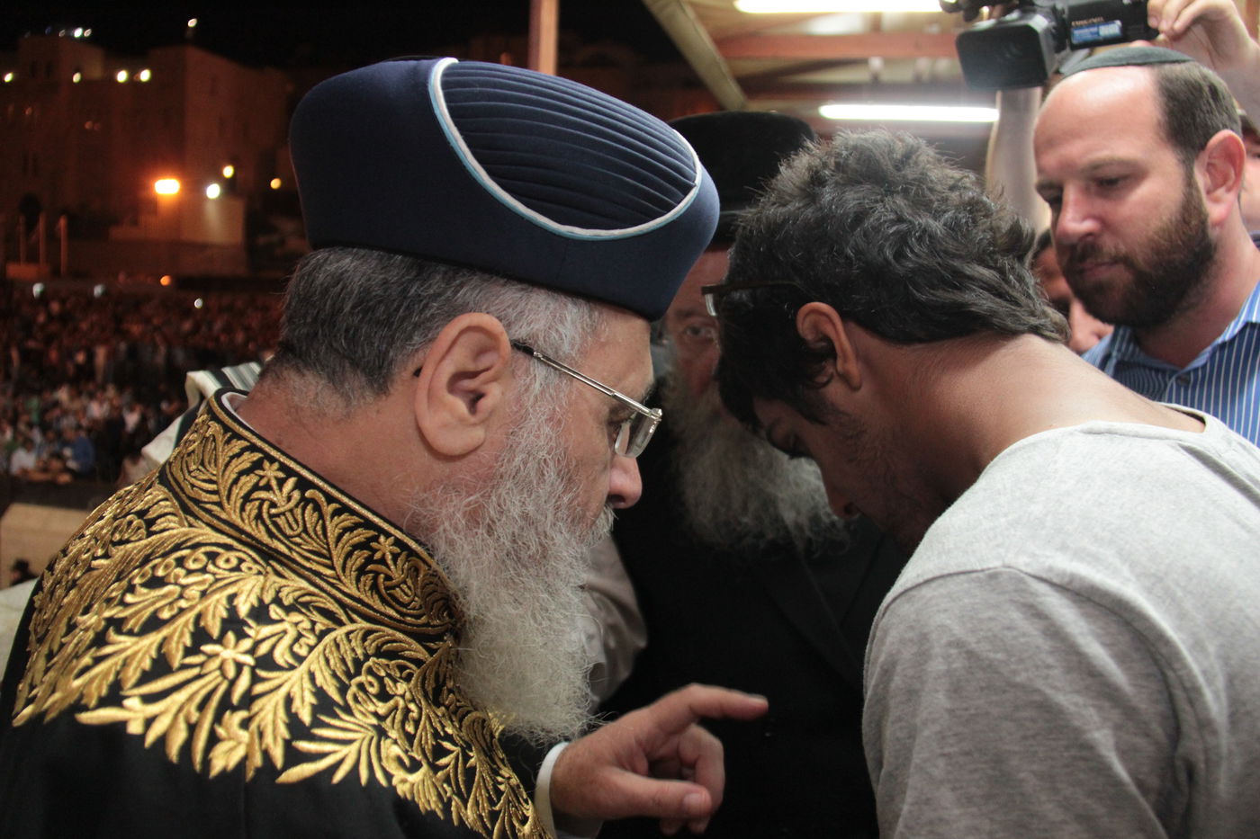 גלרית ענק: תפילת ההמונים בכותל המערבי למען שלושת החטופים