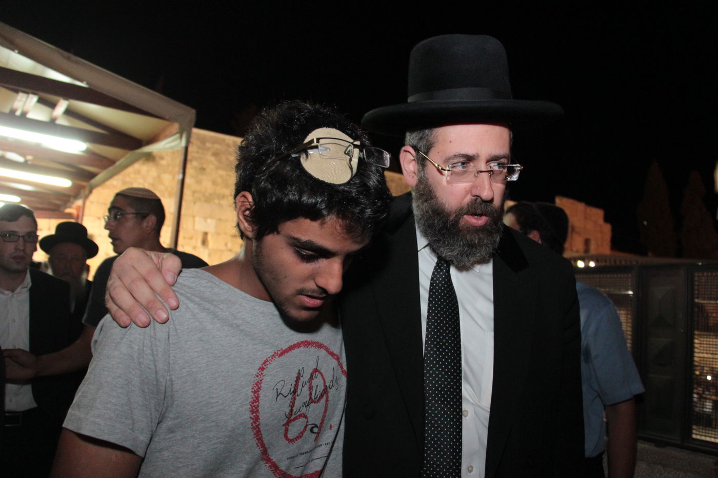 גלרית ענק: תפילת ההמונים בכותל המערבי למען שלושת החטופים