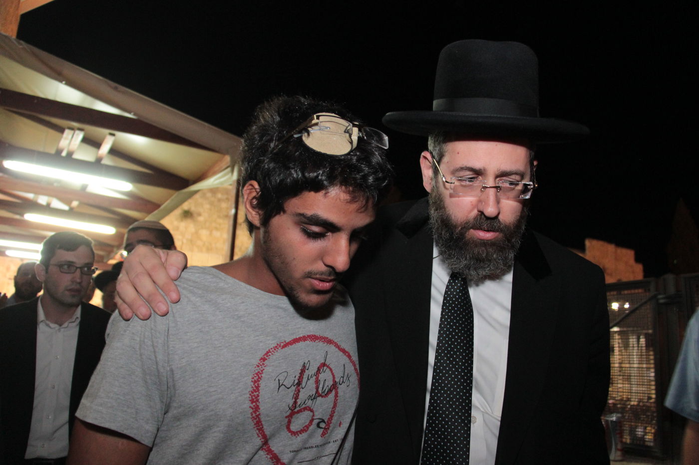 גלרית ענק: תפילת ההמונים בכותל המערבי למען שלושת החטופים