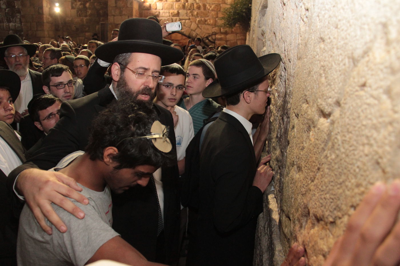 גלרית ענק: תפילת ההמונים בכותל המערבי למען שלושת החטופים