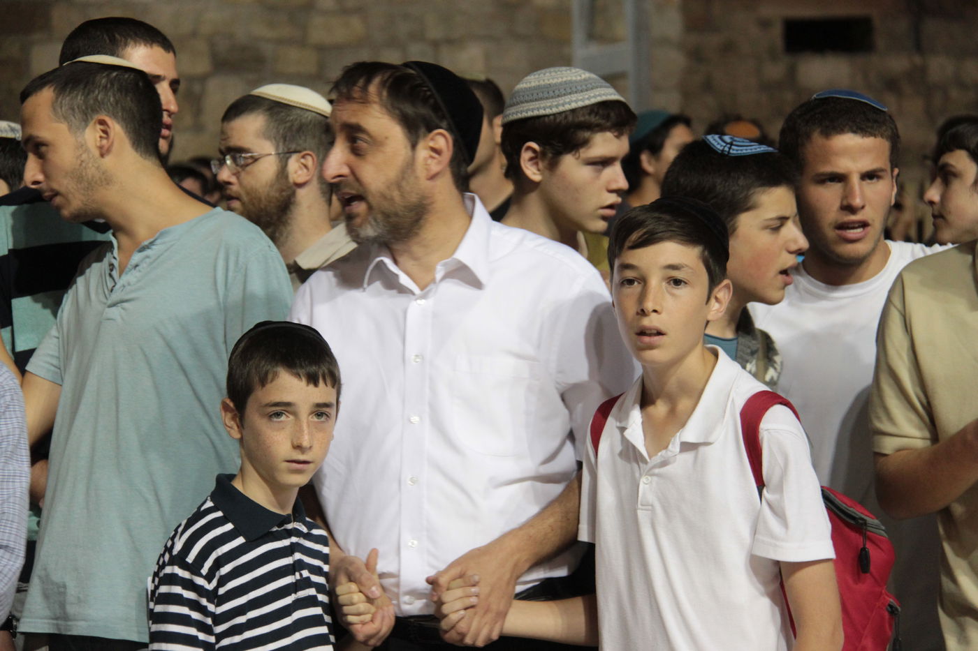 גלרית ענק: תפילת ההמונים בכותל המערבי למען שלושת החטופים