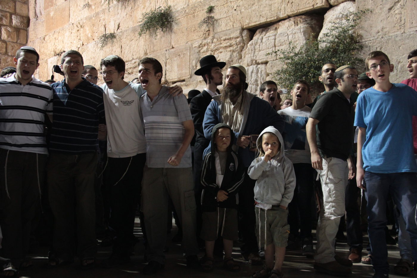 גלרית ענק: תפילת ההמונים בכותל המערבי למען שלושת החטופים