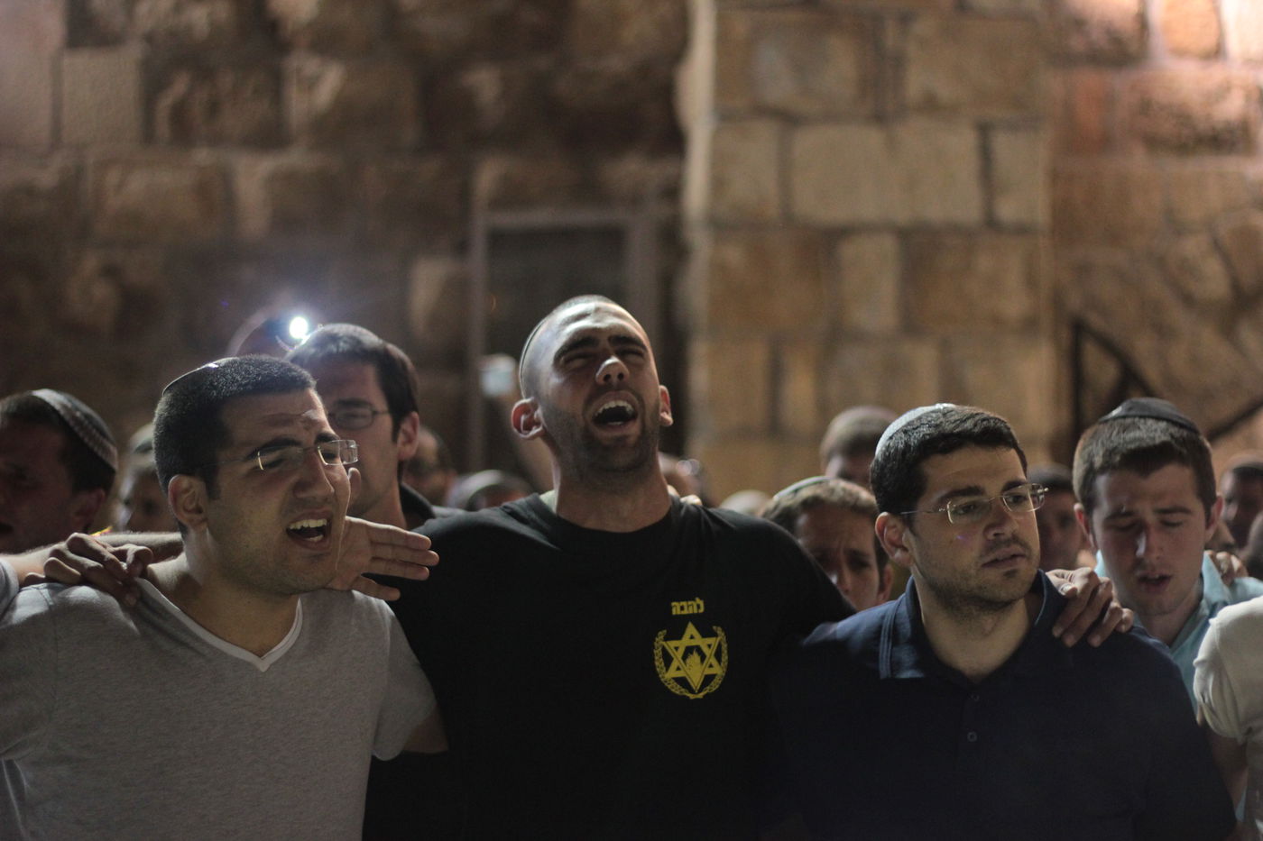 גלרית ענק: תפילת ההמונים בכותל המערבי למען שלושת החטופים