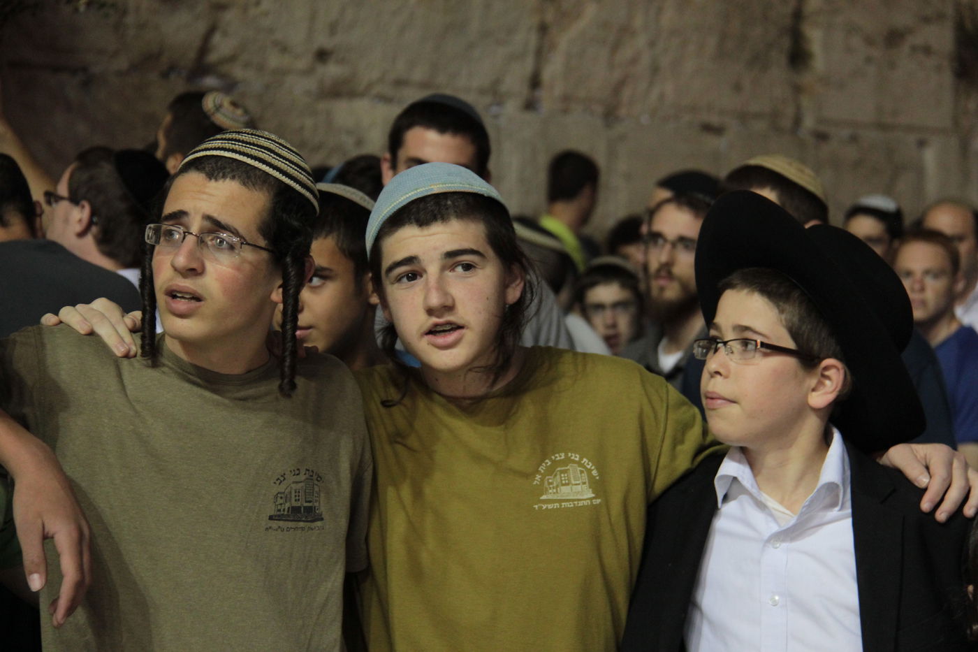 גלרית ענק: תפילת ההמונים בכותל המערבי למען שלושת החטופים