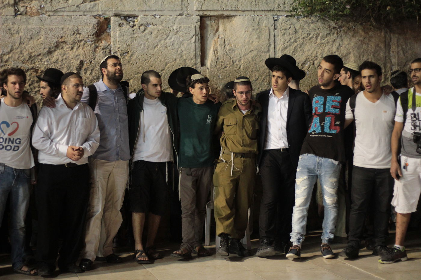 גלרית ענק: תפילת ההמונים בכותל המערבי למען שלושת החטופים