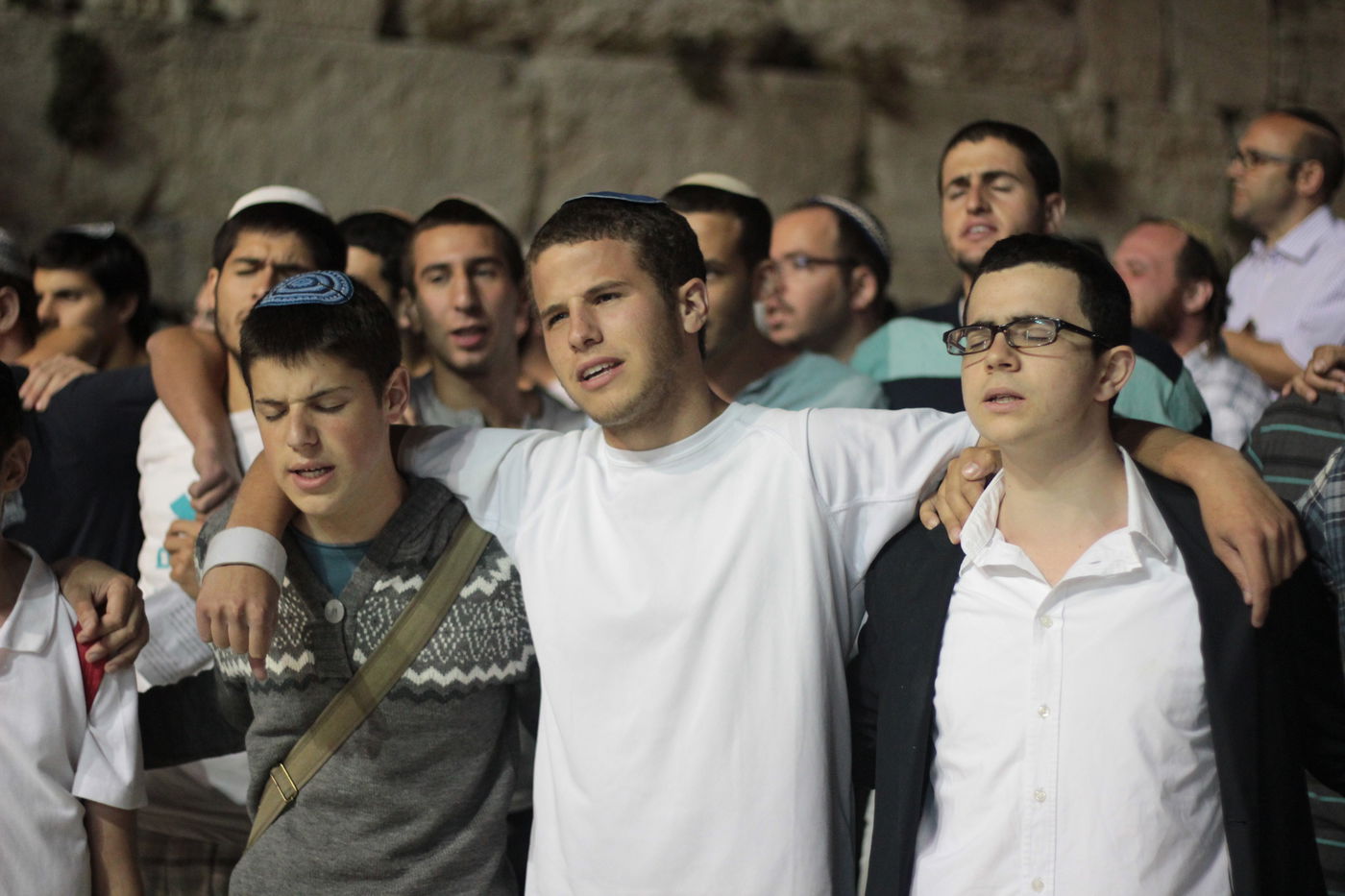 גלרית ענק: תפילת ההמונים בכותל המערבי למען שלושת החטופים