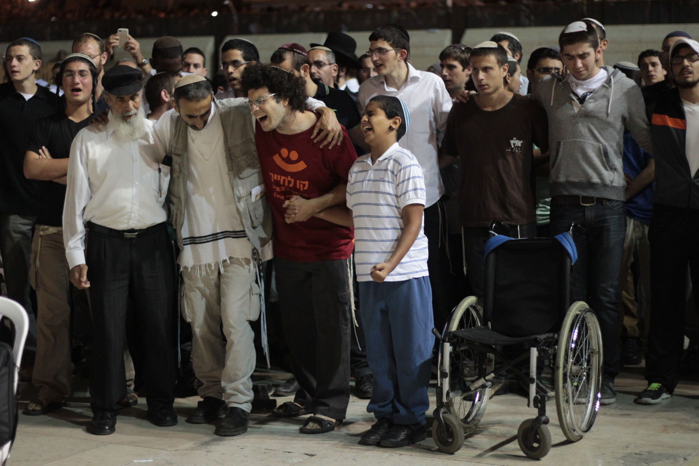 גלרית ענק: תפילת ההמונים בכותל המערבי למען שלושת החטופים