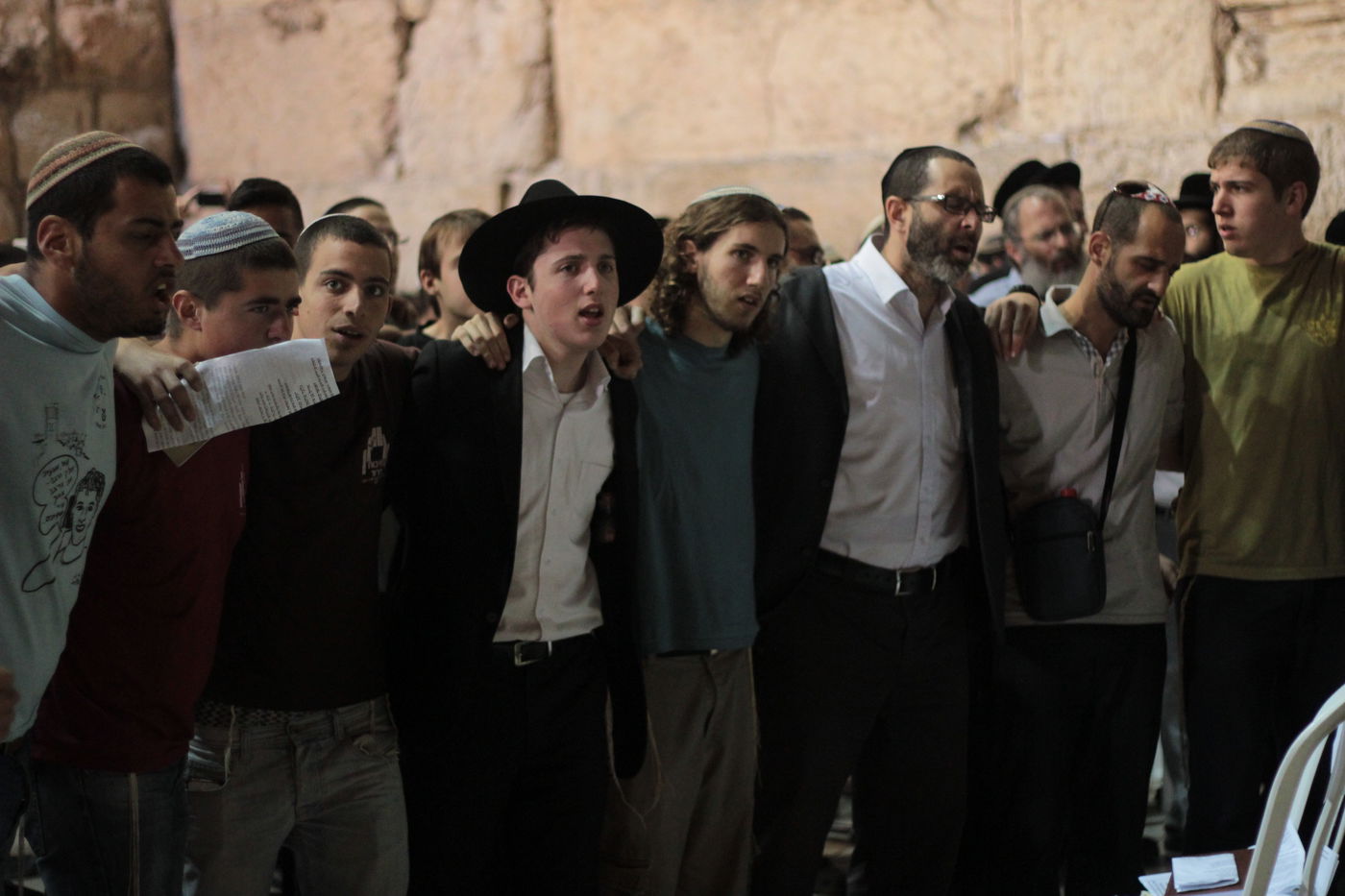 גלרית ענק: תפילת ההמונים בכותל המערבי למען שלושת החטופים